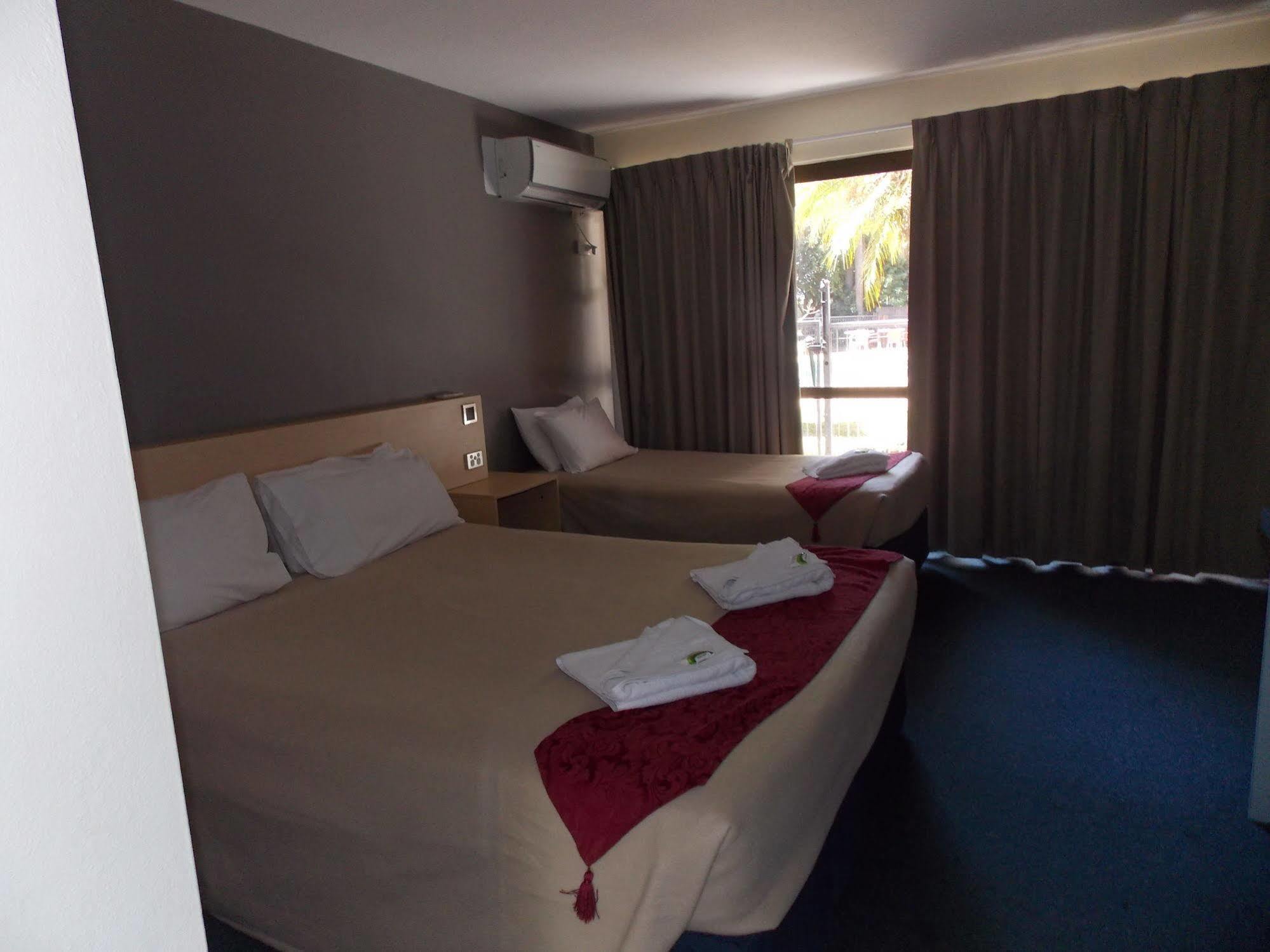 Currimundi Hotel Motel Buitenkant foto